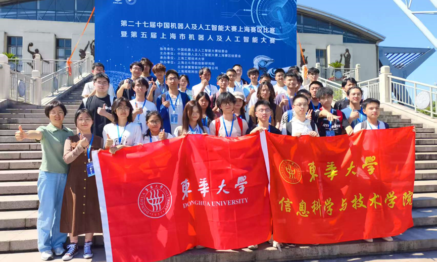 我校学子在第二十七届中国机器人...