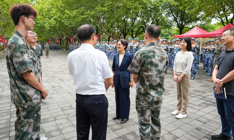 校领导看望慰问2026级本科生...